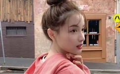 扒开粉嫩小泬舌头伸进去